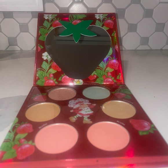 🛍️ Strawberry Shortcakes Complexion Palette - Bronzer, Highlighter, & Blush - Picture 2 of 7